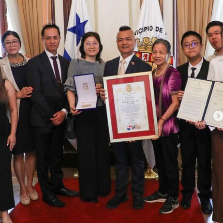La Alcaldía de Panamá entrega reconocimientos y llaves a “Tony” Jiang y Berta Alicia Chen